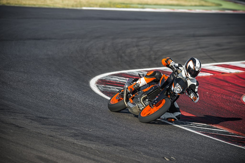 Illustration for article titled 2016 KTM Duke 690 And 690 R: The World's Best Street Scalpel Just Got Much, Much Sharper